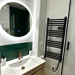 Апартаменты Cozy Parisian Newly Renovated *