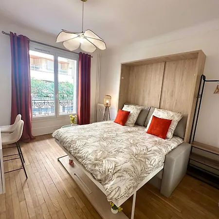 Апартаменты Cozy Parisian Newly Renovated Париж