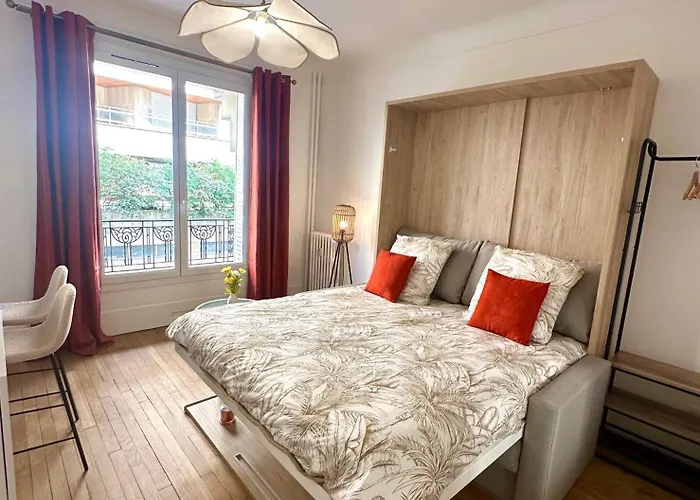 Апартаменты Cozy Parisian Newly Renovated Париж