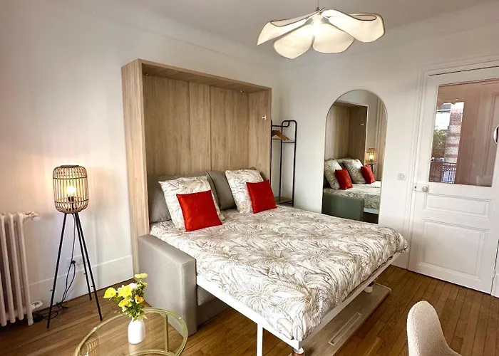 Апартаменты Cozy Parisian Newly Renovated
